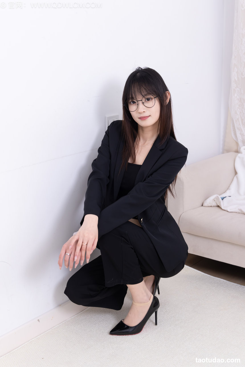 物恋传媒 No.2716 山奈-高跟鞋、短肉丝、裸足、ol制服 [140P1V-2.93GB]