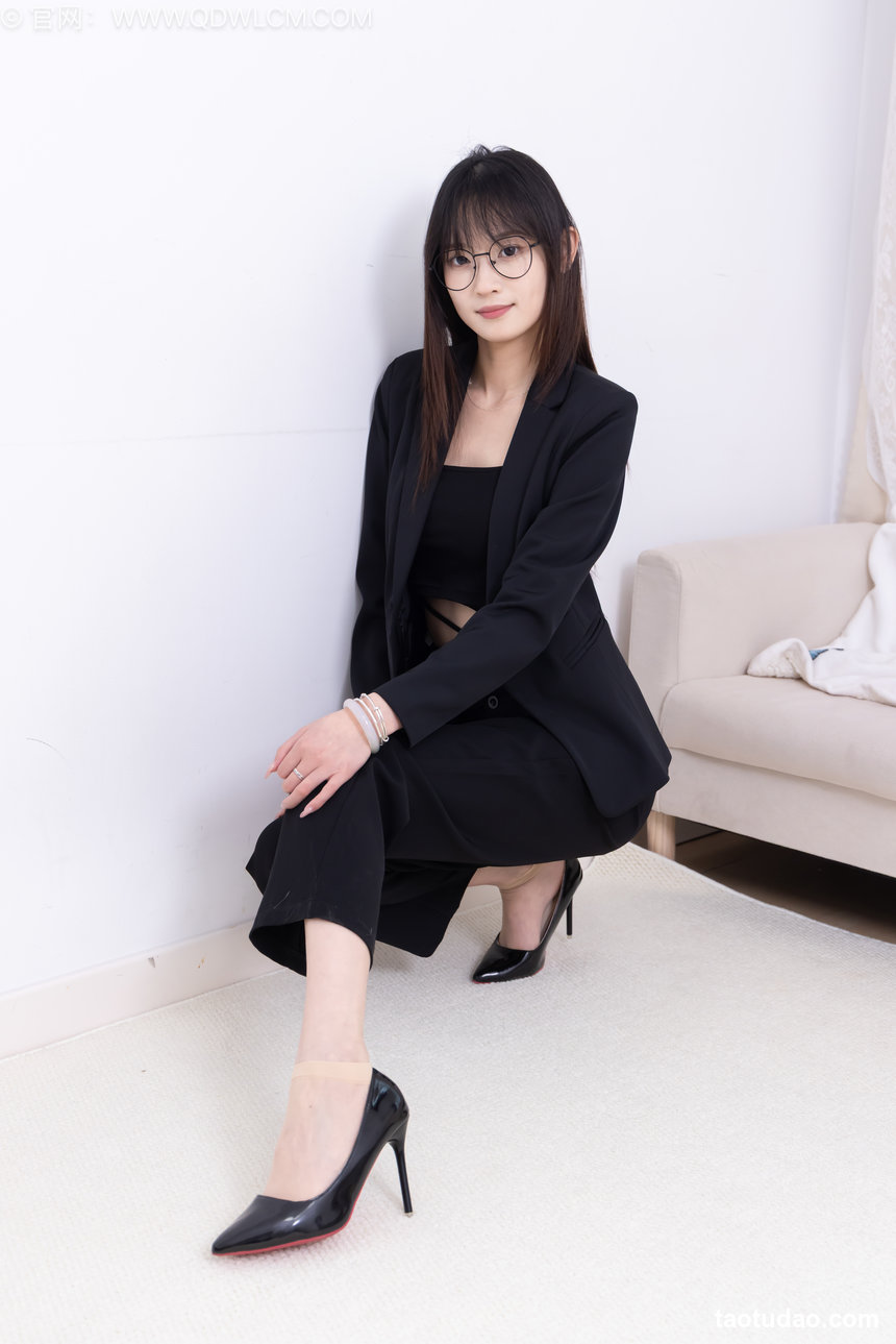 物恋传媒 No.2716 山奈-高跟鞋、短肉丝、裸足、ol制服 [140P1V-2.93GB]