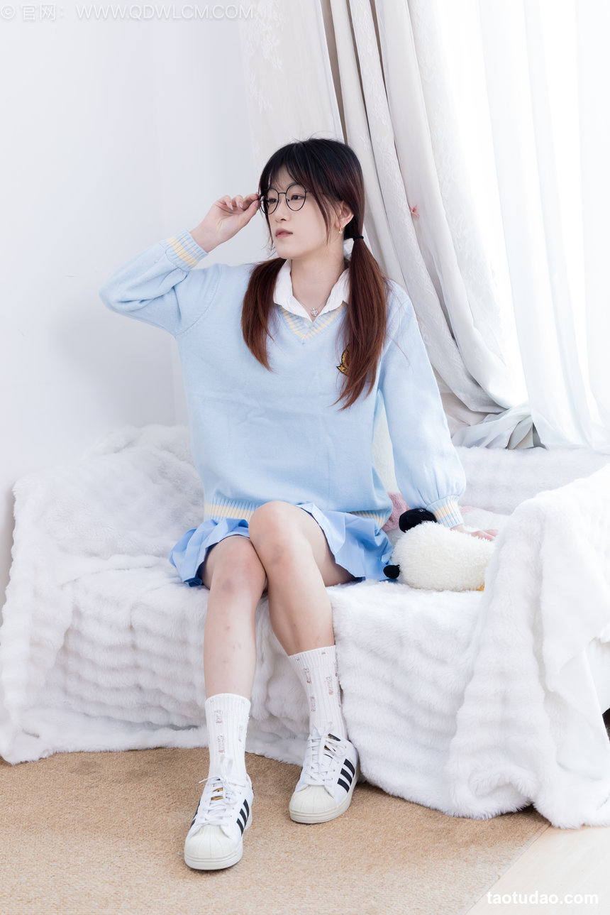 物恋传媒 No.2737 雪芽-板鞋、白棉袜、裸足、jk制服 [155P1V-3.44GB]