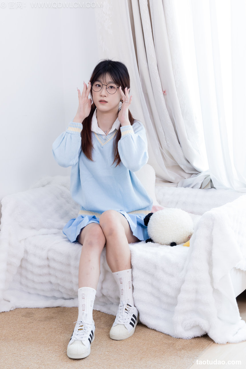 物恋传媒 No.2737 雪芽-板鞋、白棉袜、裸足、jk制服 [155P1V-3.44GB]
