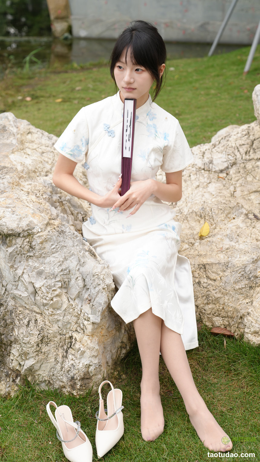 足愉心 No.133 夏沫（搭配：黑色板鞋、白色棉袜、肉色丝袜）
