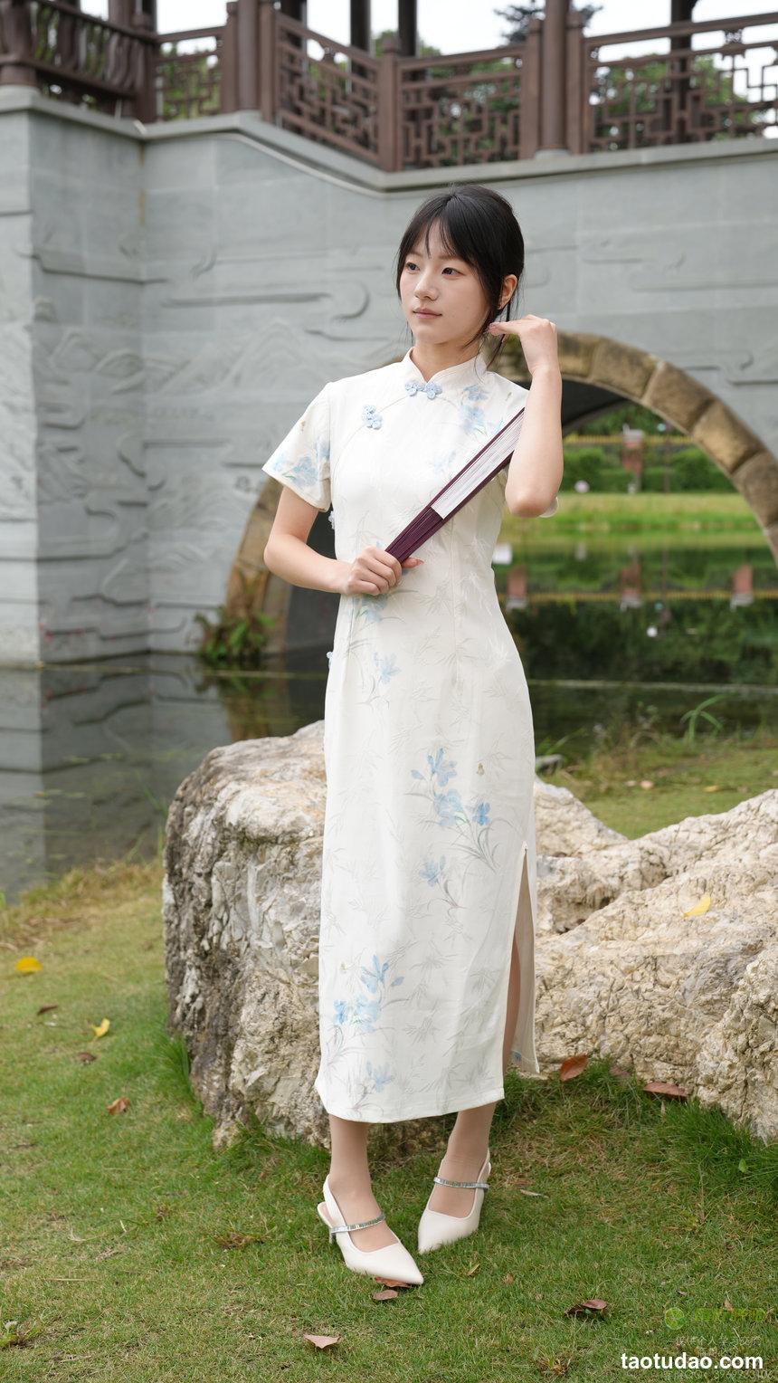 足愉心 No.133 夏沫（搭配：黑色板鞋、白色棉袜、肉色丝袜）