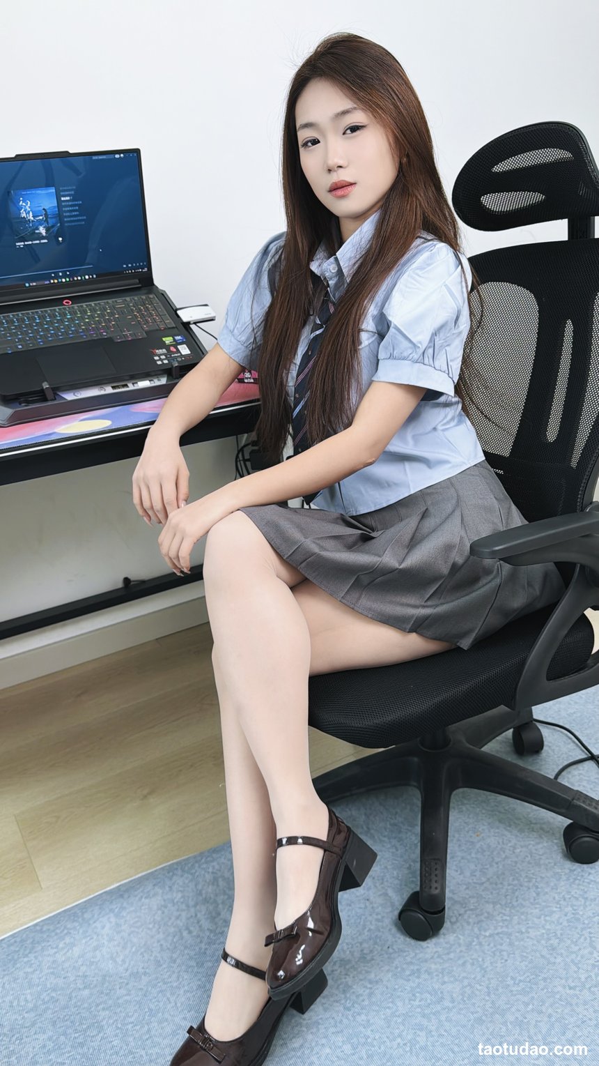 丝韵摄影 NO.3353 甜馨 白色桃心领挂脖连体紧身长裙