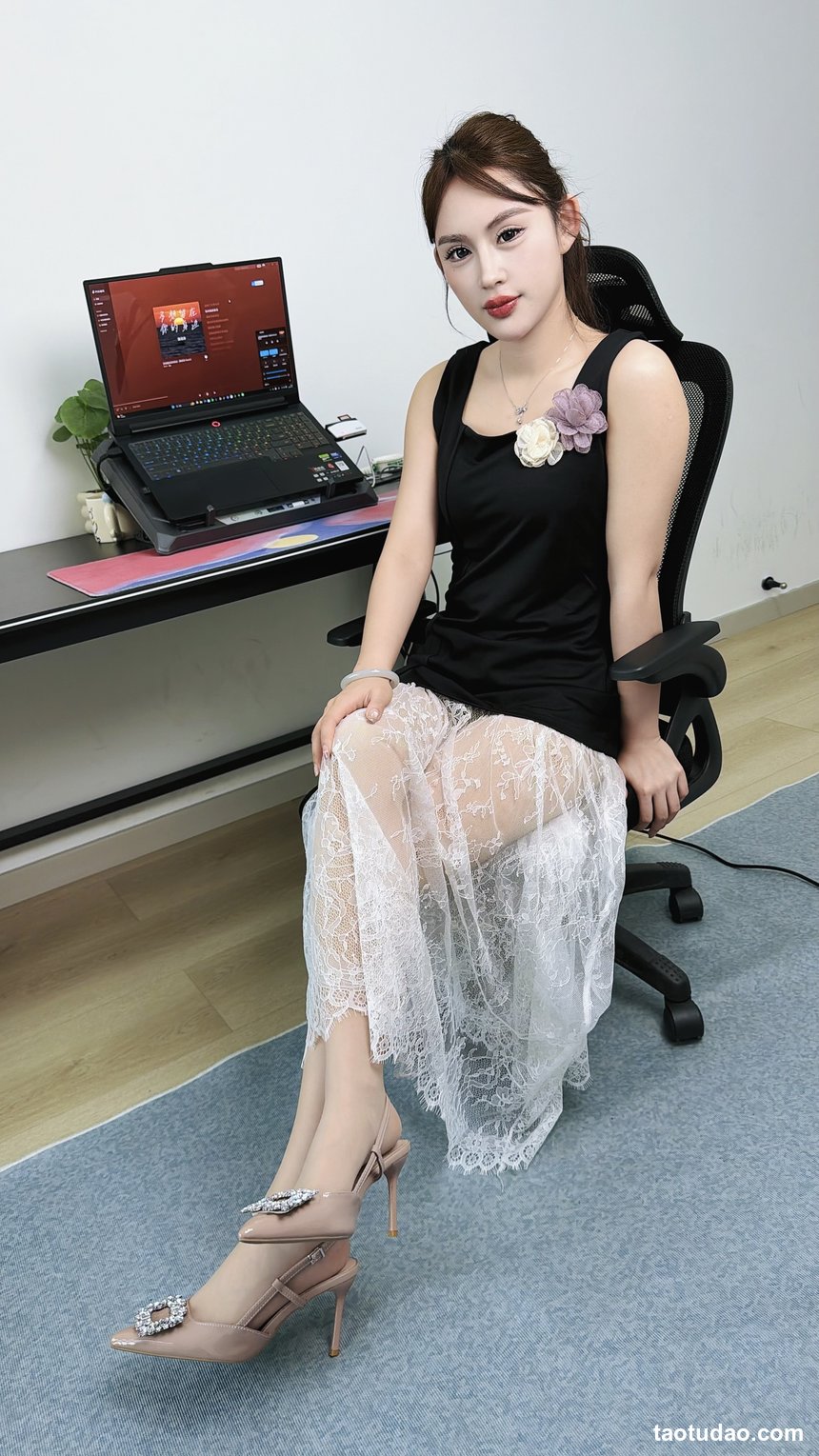 丝韵摄影 NO.3479 桃子 白月光轻熟风 浅杏色挂脖针织连衣裙