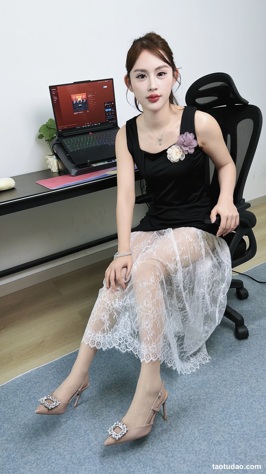 丝韵摄影 NO.3479 桃子 白月光轻熟风 浅杏色挂脖针织连衣裙
