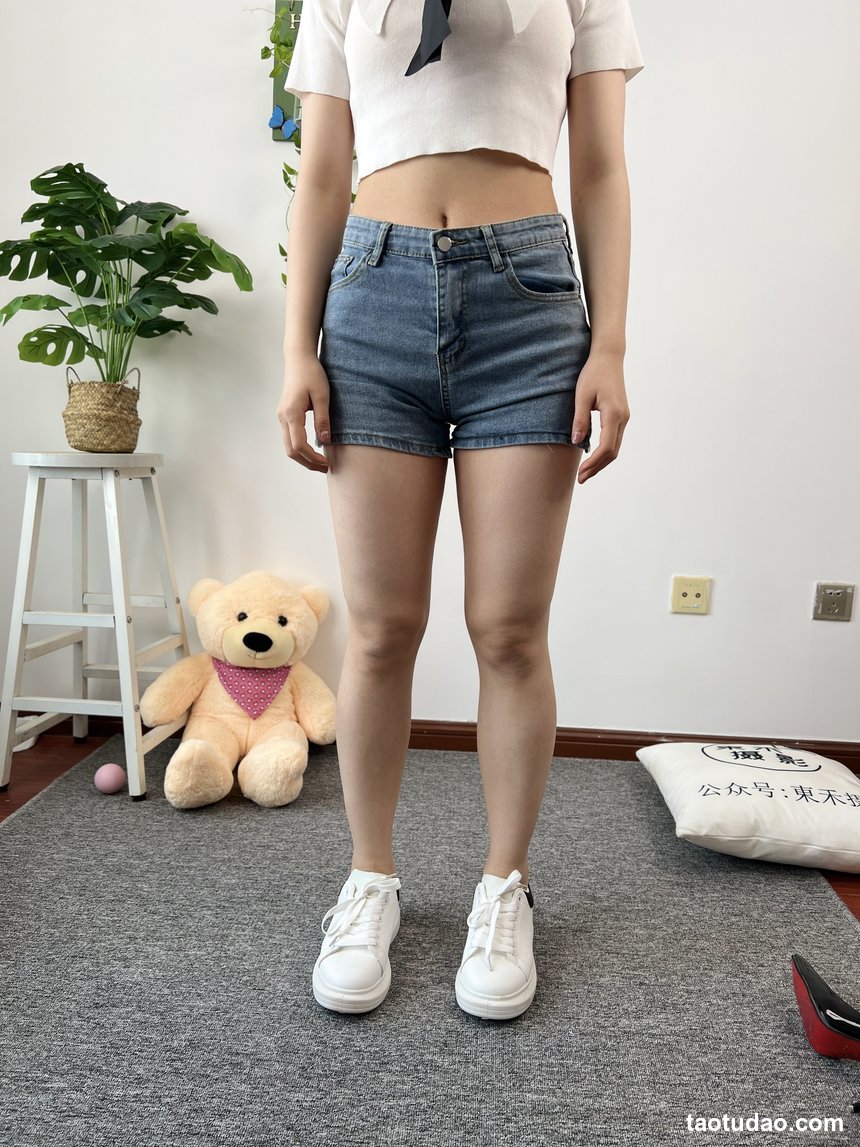135.三禾摄影 No.081 牛仔短裤 小白鞋 [256P1V-1.18GB]