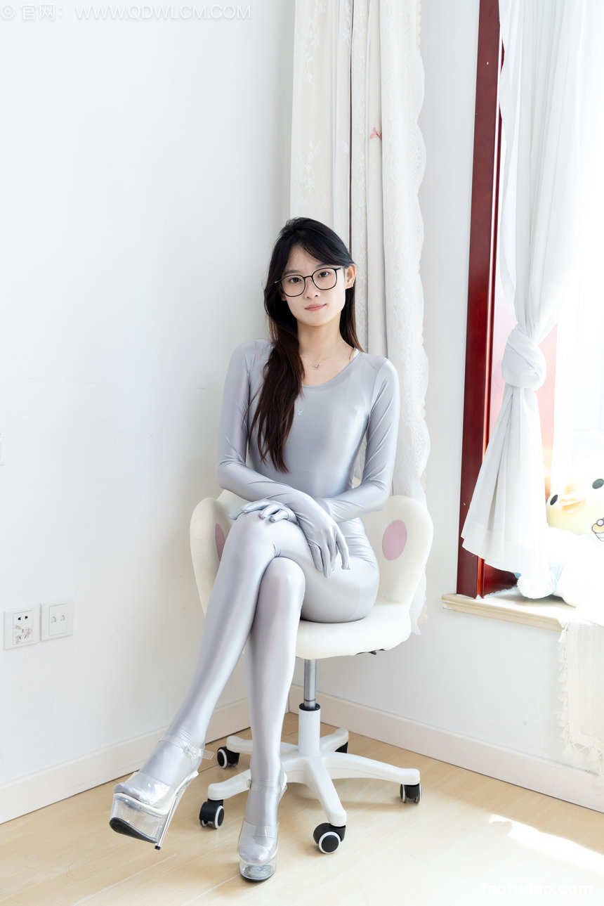 物恋传媒 No.2808 山奈-高跟凉鞋、银色连体衣 [156P1V-3.81GB]