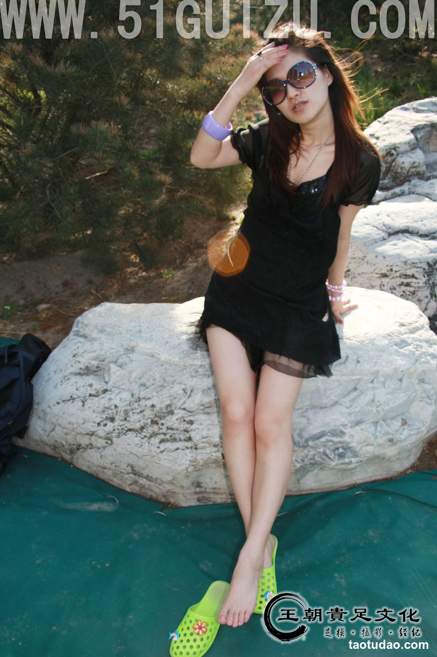 [王朝贵足]0069 外景套图 宣萱黑色纱裙裸足凉拖墨镜日光女郎系列A