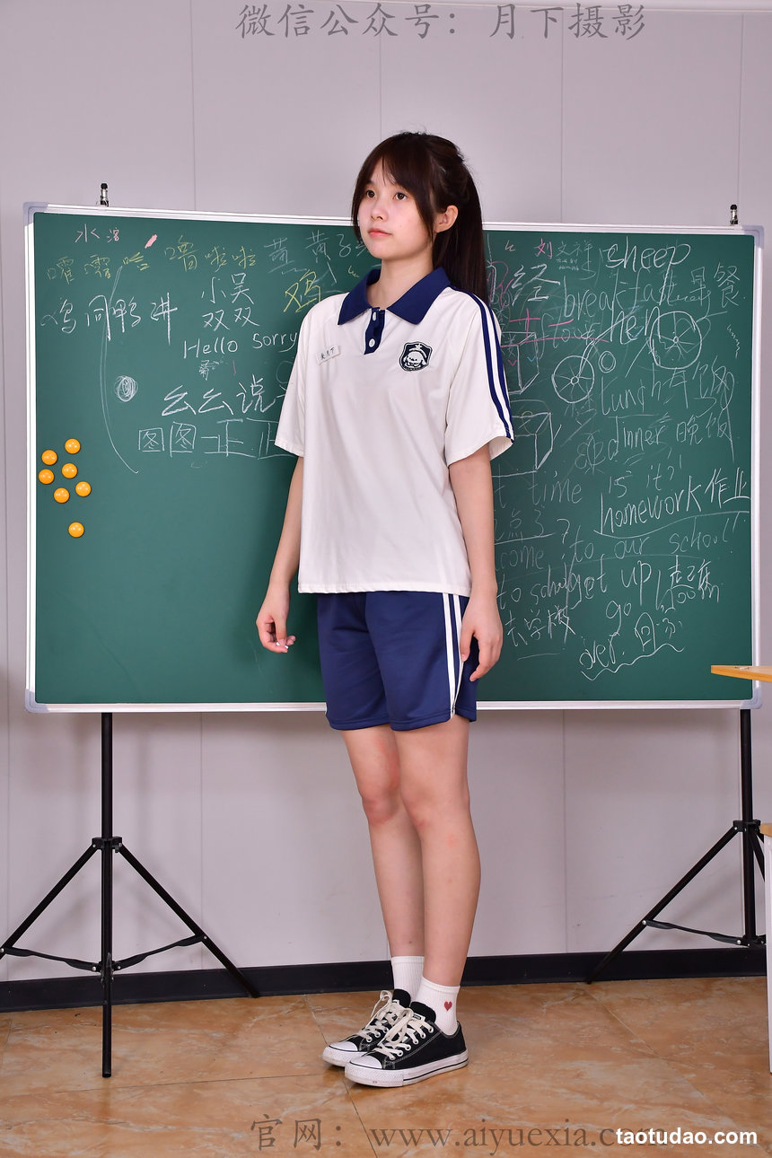 爱月下 NO.820 兔兔【教室青韶】蓝白校服伴书香，鞋袜藏满校园青涩时光